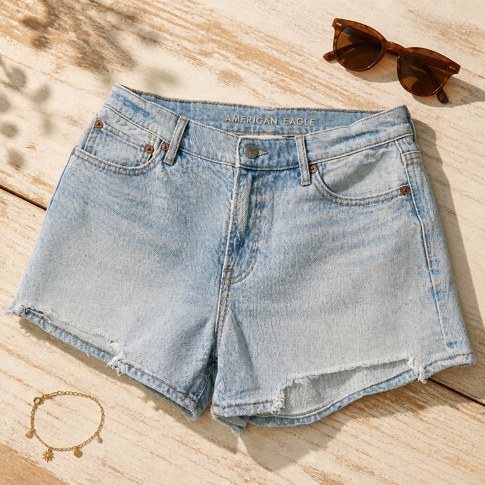 American Eagle Strigid 90s Boyfriend Shorts Light Wash Blue Denim Size 4